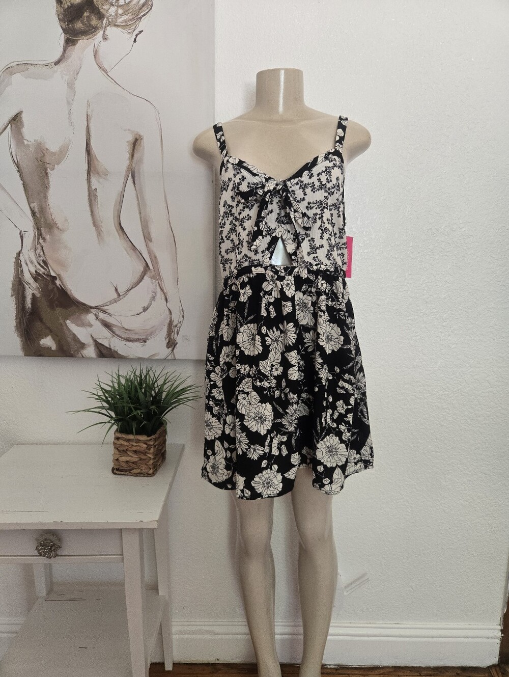NWT Xhilaration Black & White Floral Tie-Front Sundress Size Medium